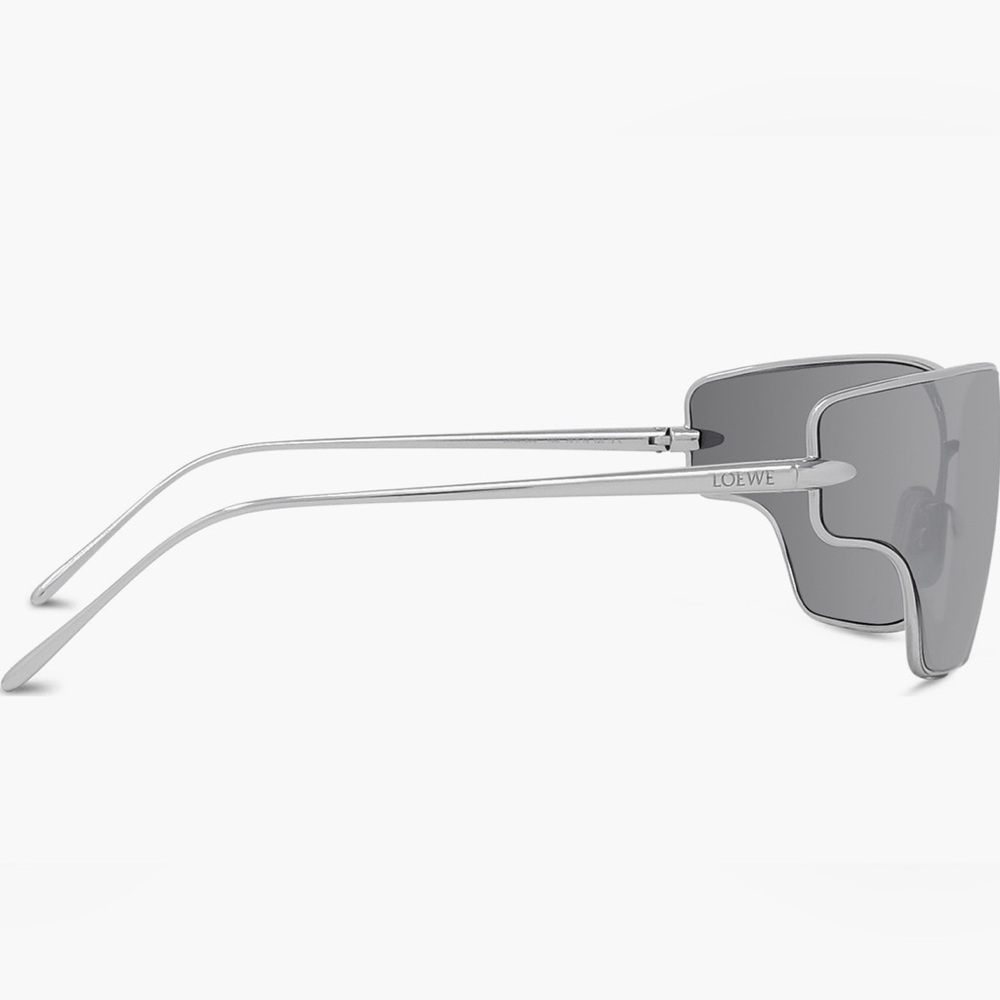 Loewe Metallic Gray Sunglasses Loewe
Signature 70mm Mirrored
Oversize Geometric